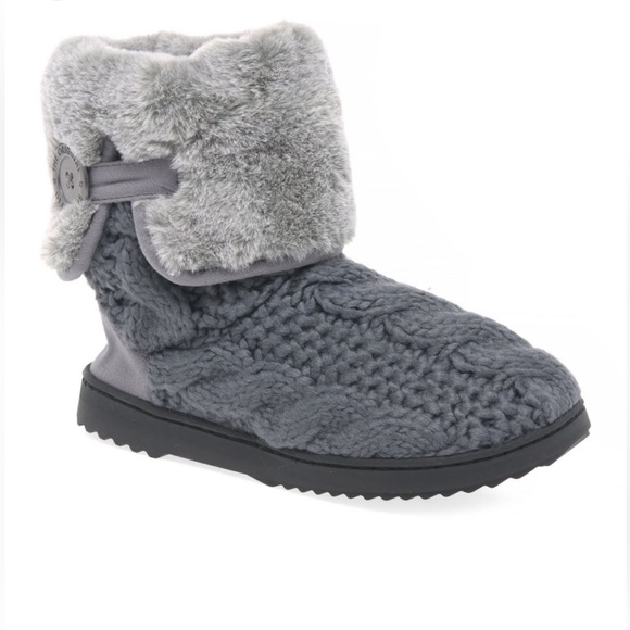 Gray slipper boots by Dearfoam boots. Size 7 - 8 - Picture 1 of 9